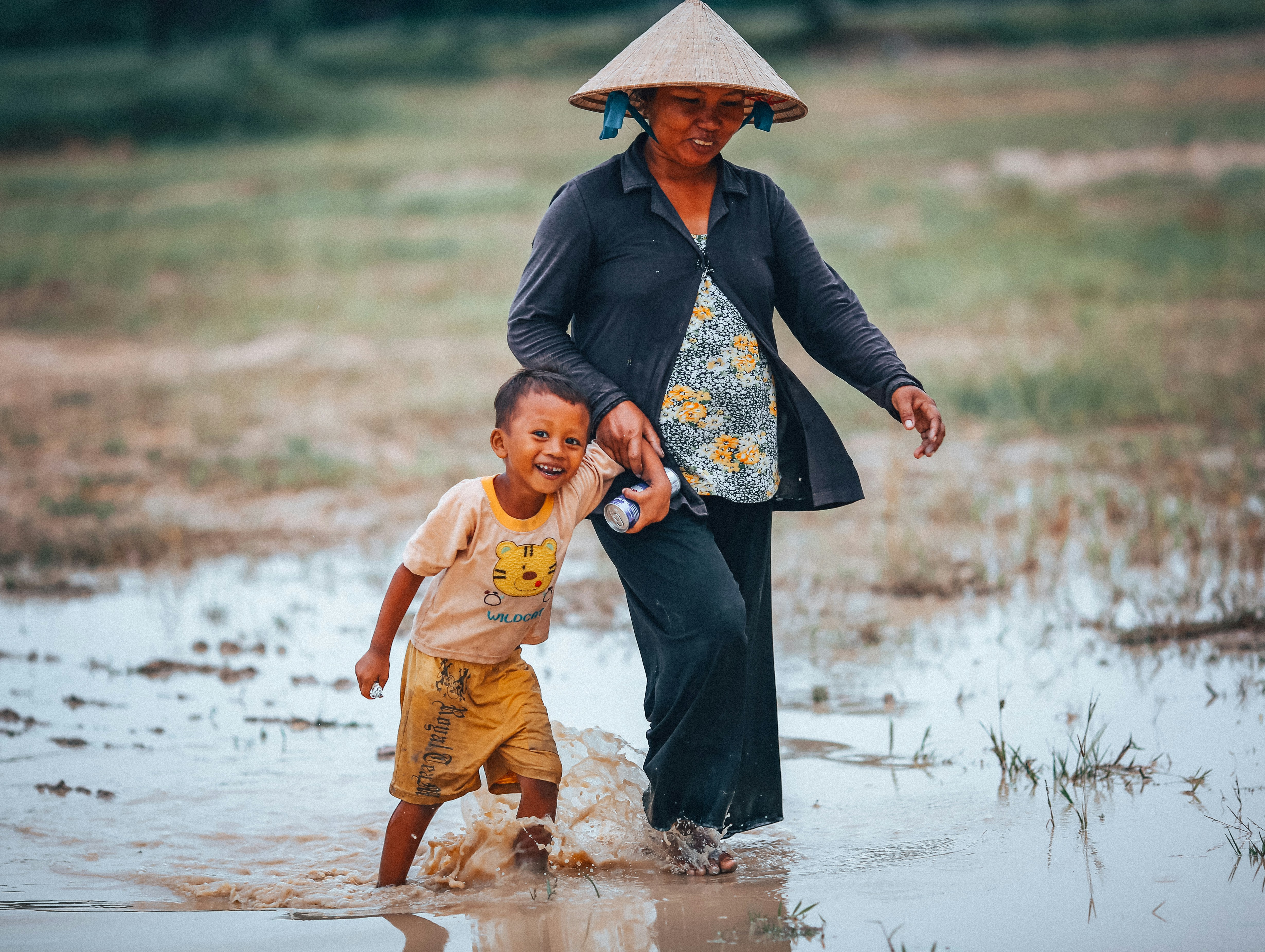 Mẹ và con trên đồng nước