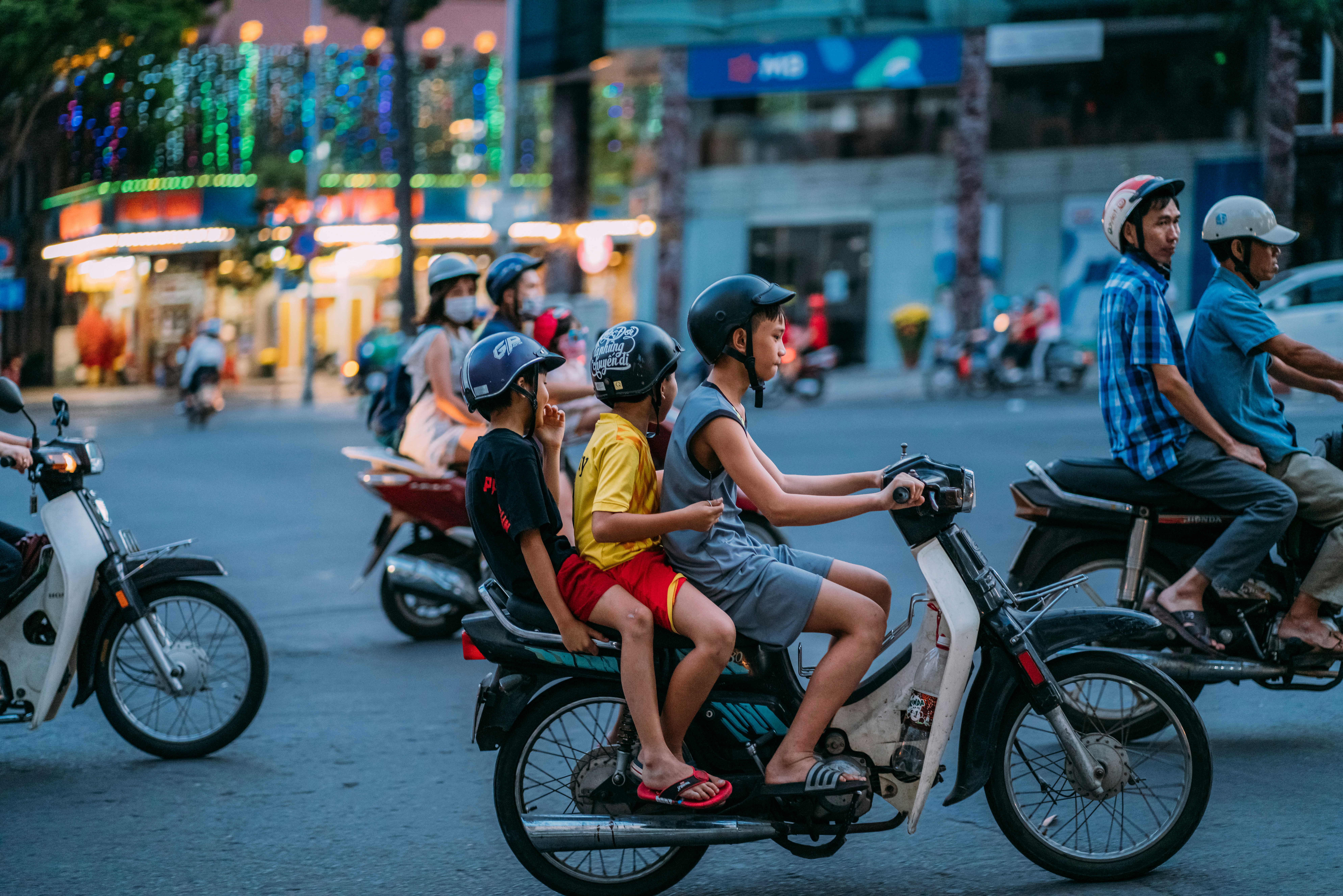 Đường phố Việt Nam buổi tối