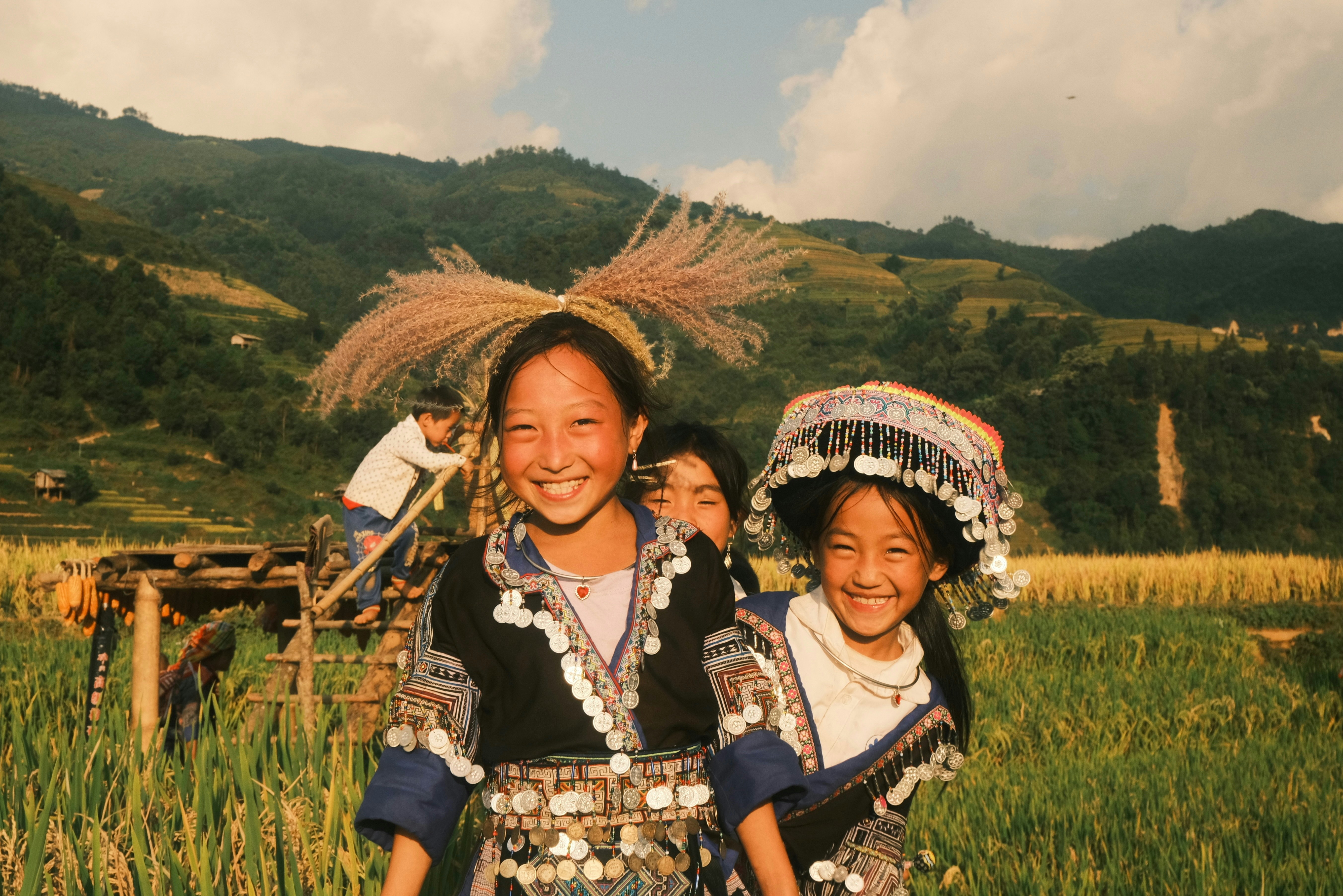 Trẻ em vùng cao trên ruộng bậc thang